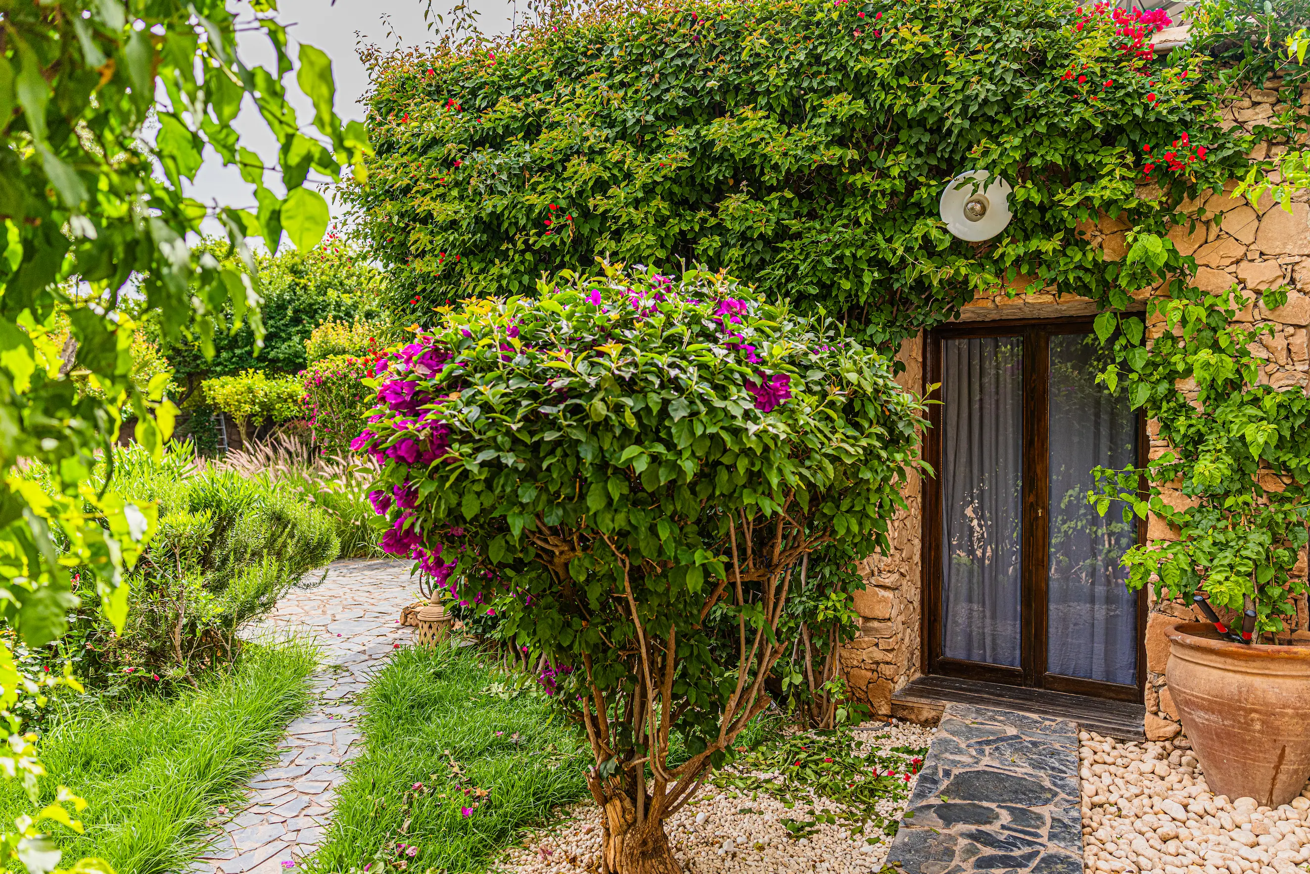 Espace aménagé pour un événement privé au bord de la piscine au coucher du soleil à Pure Farmhouse Marrakech