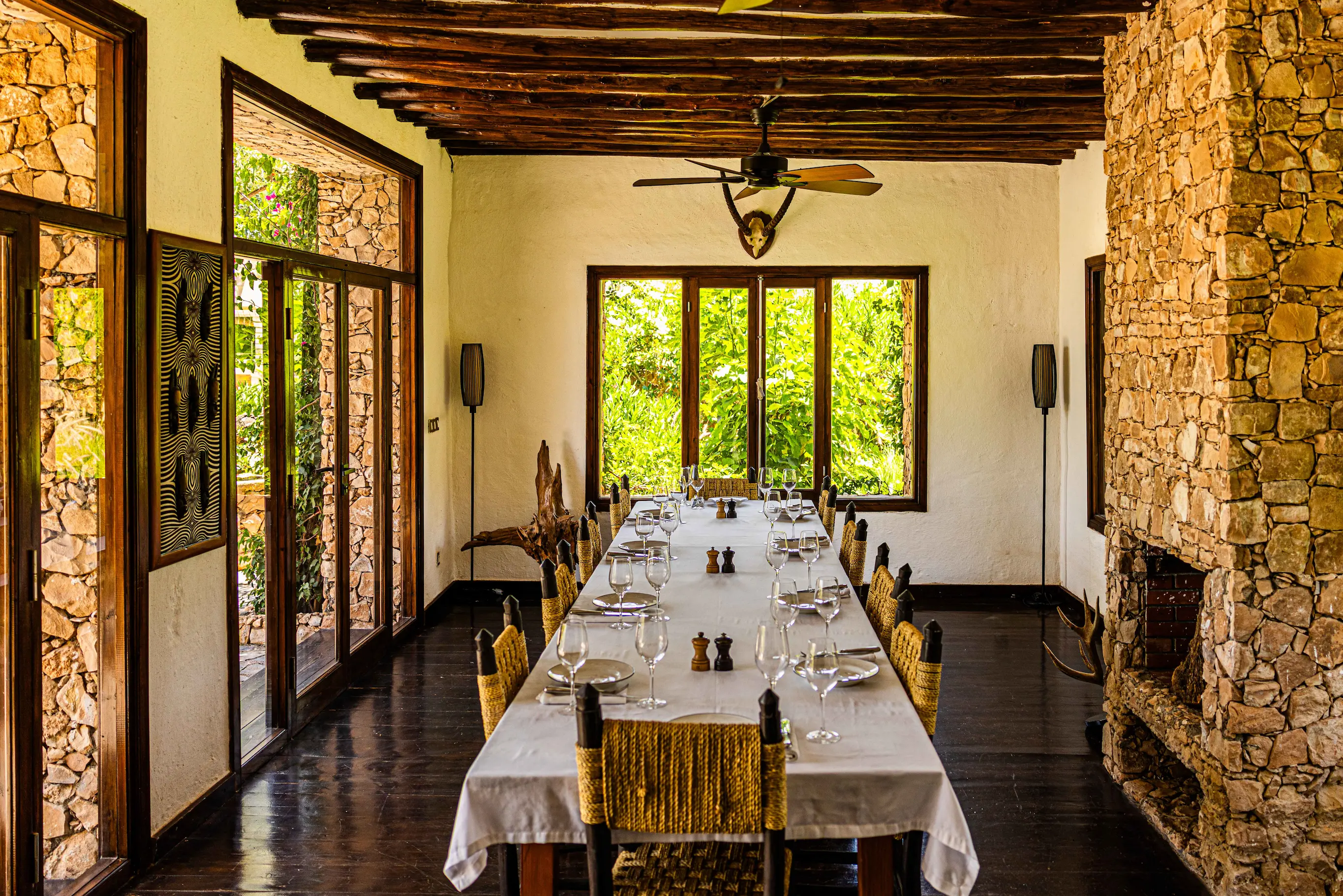 Patio Ombragé, Repas en Plein Air & Barbecue | Pure Farmhouse Marrakech Terrasse ombragée pour les repas en plein air et espace barbecue convivial à Pure Farmhouse Marrakech